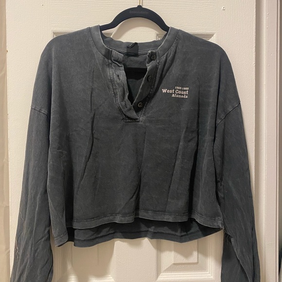 Urban Outfitters Tops - Urban outfitters long sleeve crop graphic tee